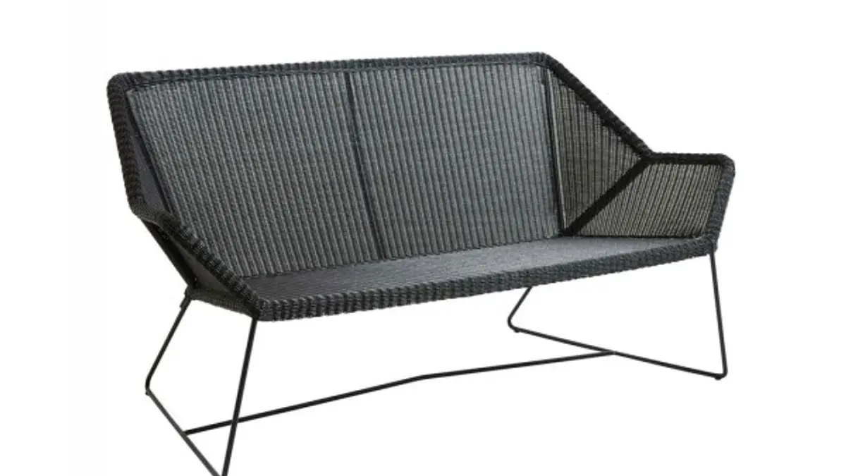 Sort havesofa til to personer på en terrasse